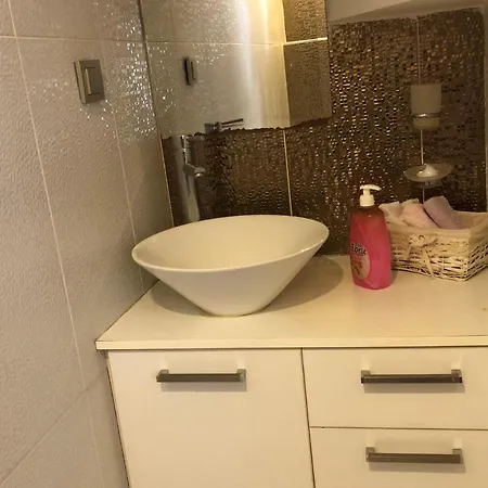 公寓 Cosy Flat In Heart Of *
